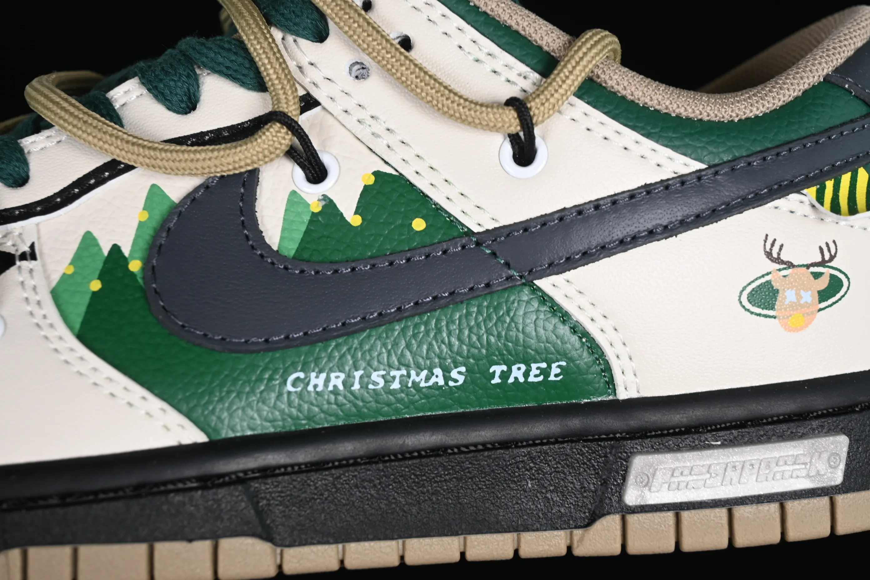 All Categories Nk SB Dunk Series Nk SB Dunk Low Low-top Sneakers Nk Dunk Low Panda Prank-Christmas Jungle Elk Brown Green SB Strappy Low-top Casual Sneakers DJ6188-200
